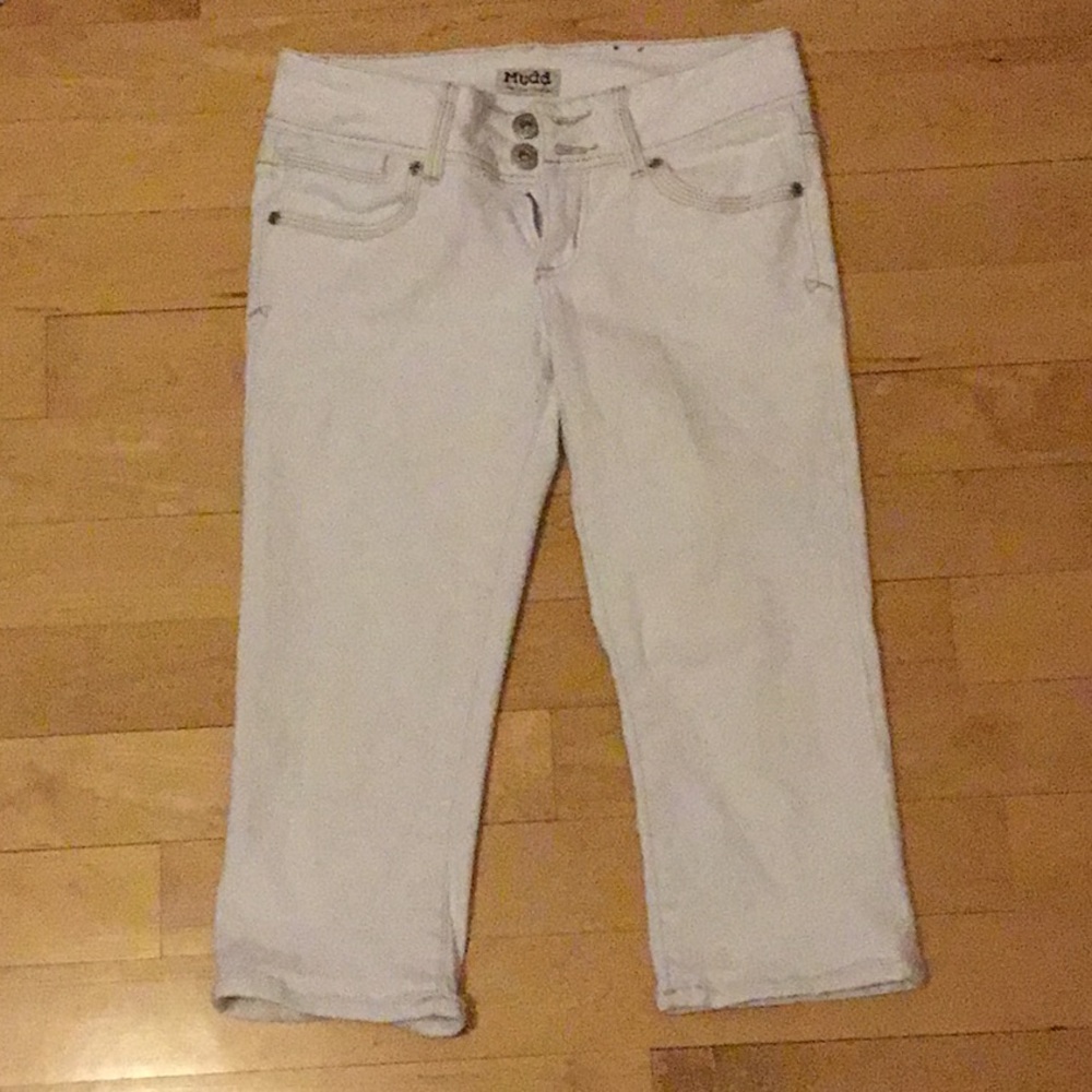 Mudd white Capri jeans.